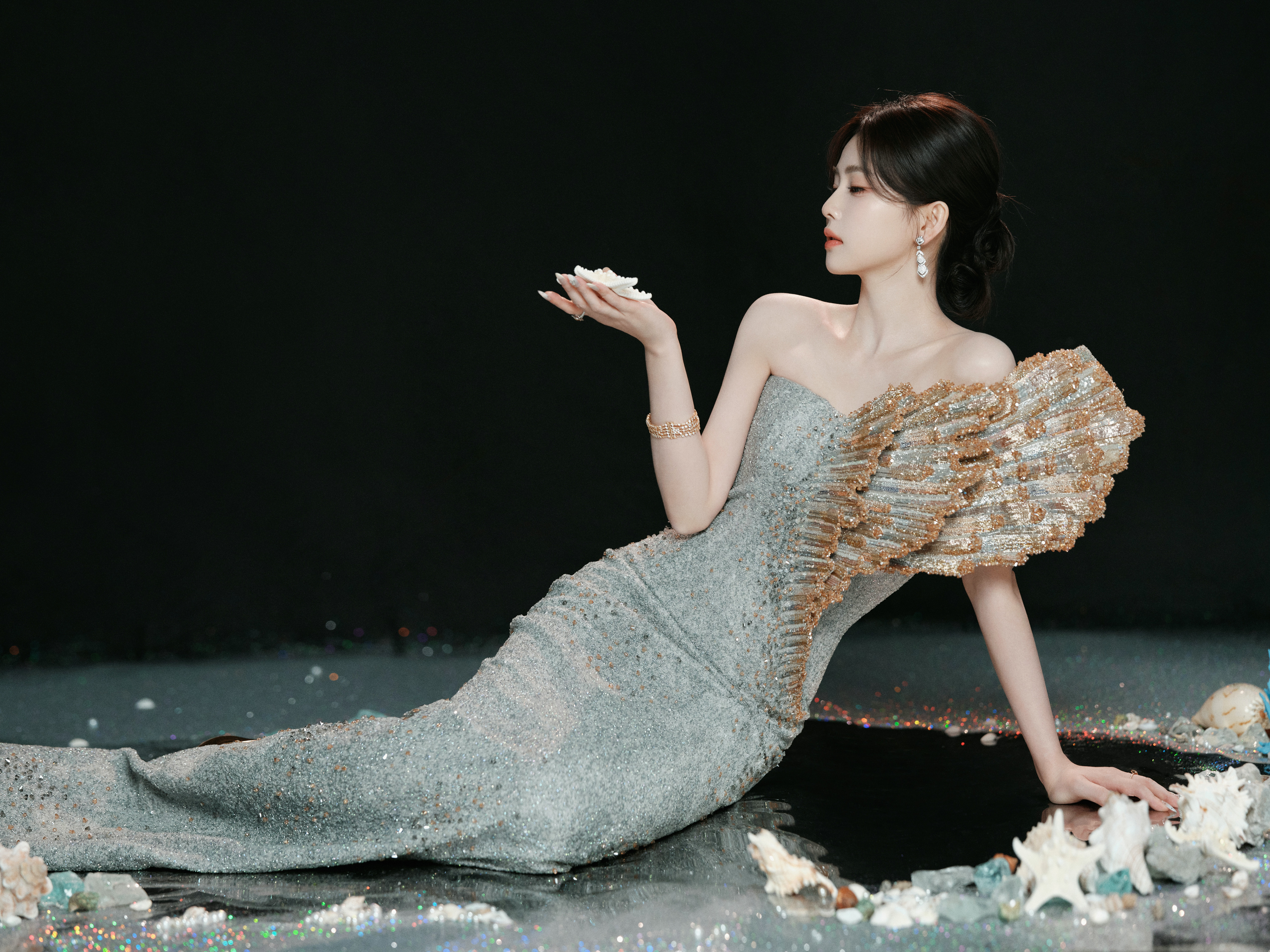 白鹿   碎钻织就深海的粼光，鎏金羽翼斜落肩头，她既是踏浪而来的人鱼公主，也是执