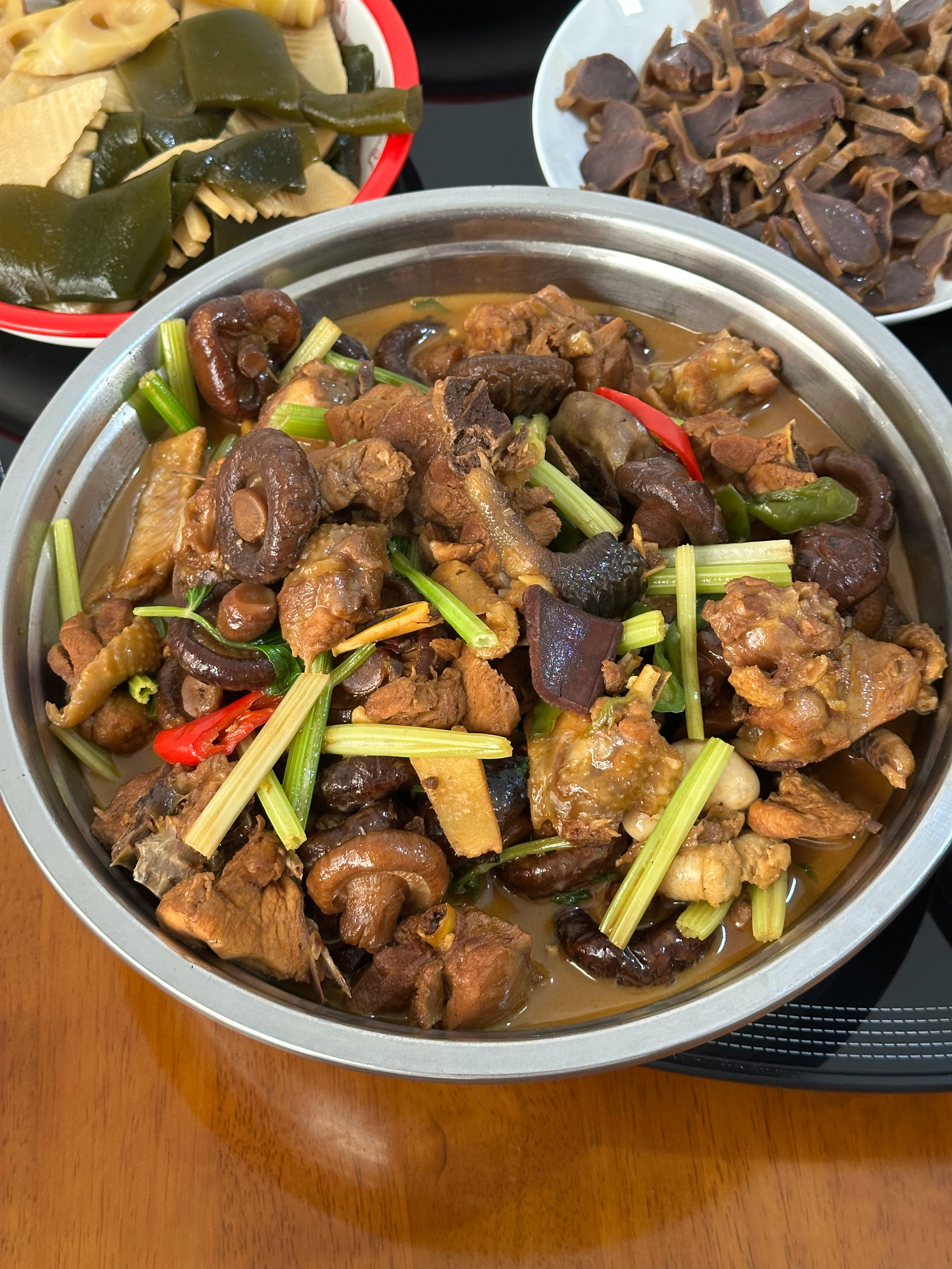 食堂大姐进入状态，已成为减肥路上绊脚石。海蛎炒鸡蛋、花菇黄焖鸡、卤郡肝和鸡爪，挺