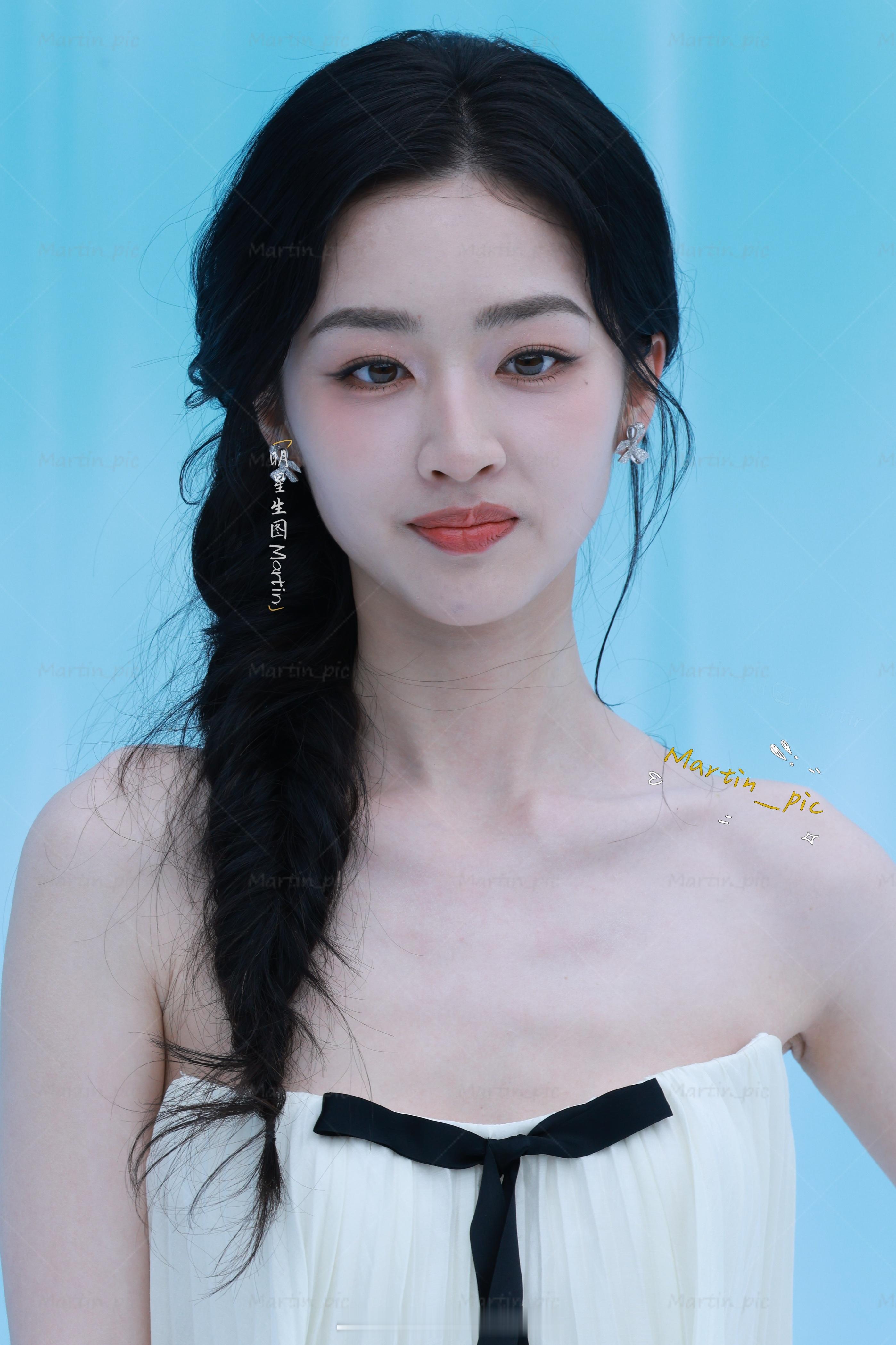 邓恩熙[超话] 邓恩熙Elle风尚大典红毯生图白裙明媚少女，真的很有度假风[好爱