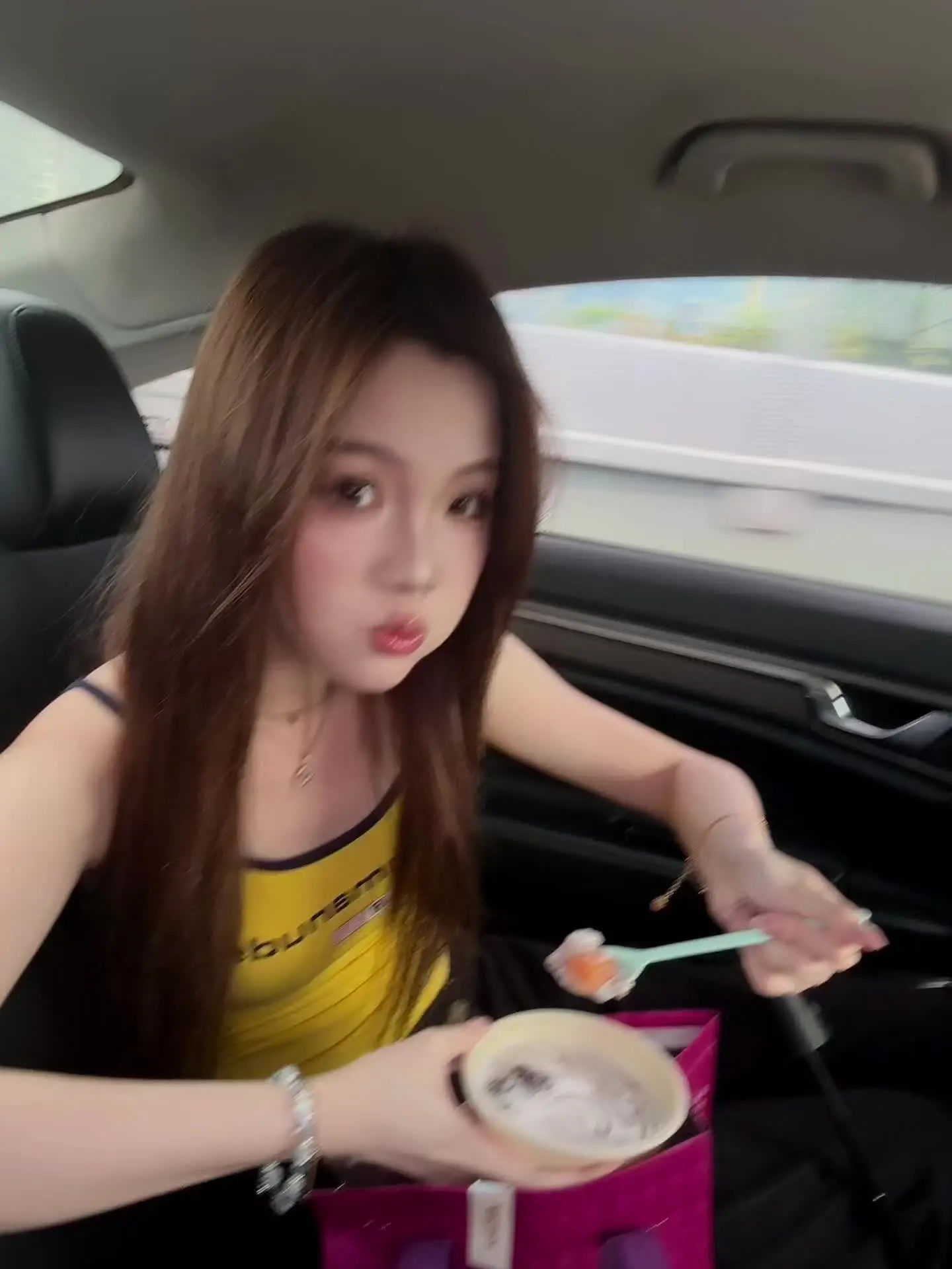 人生雨雪纷飞 爱只是其中一个天气 亲爱的你 请好好爱自己 好好吃饭睡个...