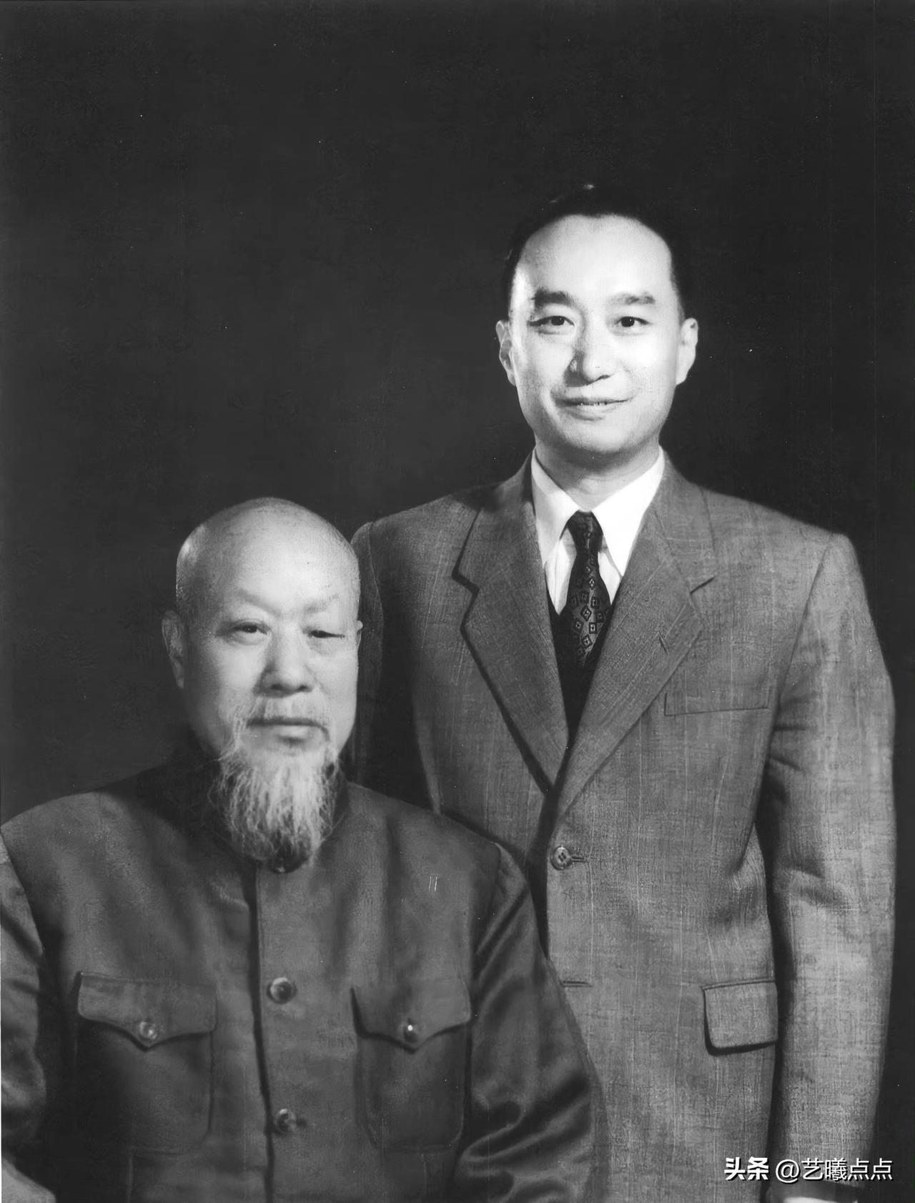 照片中，端坐的老先生是京剧丑行泰斗、戏曲教育家萧长华，而站立其侧、英气逼人的，正