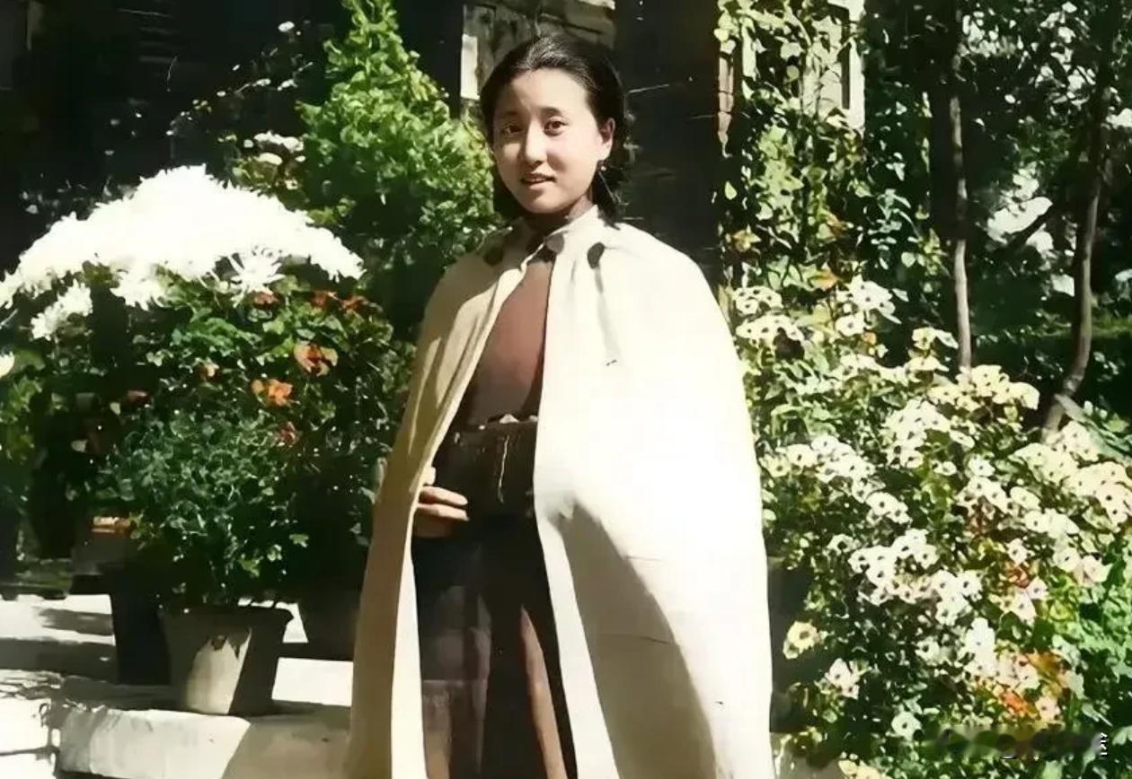 钱学森的妻子蒋英，亭亭玉立，落落大方，才华出众，非常漂亮。这张照片的背景，布满了