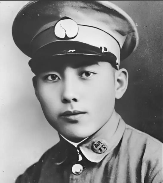 1937年8月13日，淞沪战场炮火连天。空中，一架中国战机，穿梭在密集的弹花中。