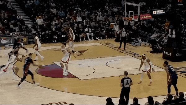 年度最佳扣篮，自霍华德之后就再也没有见过这种扣篮了，只可惜阿伦这只手太不应该了，