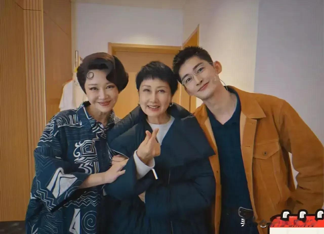 左边第一个居然是许晴？那个风情万种一脸娇羞的女人不见了，取而代之的是和凯丽像姐妹