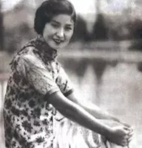 1942年春，青帮头目吴四宝被日本人毒死，他的老婆佘爱珍哭得死去活来，早就垂涎佘