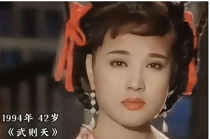 年近七旬的刘晓庆再次上热搜，虽然她上热搜早已不是新闻。

很早的时候，她就有句名