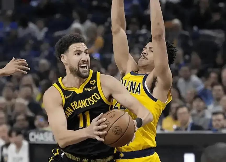 勇士主动降高度，放弃两个中锋和一个锋线，坚决打三后卫阵容。
第一，勇士弃用了穆迪