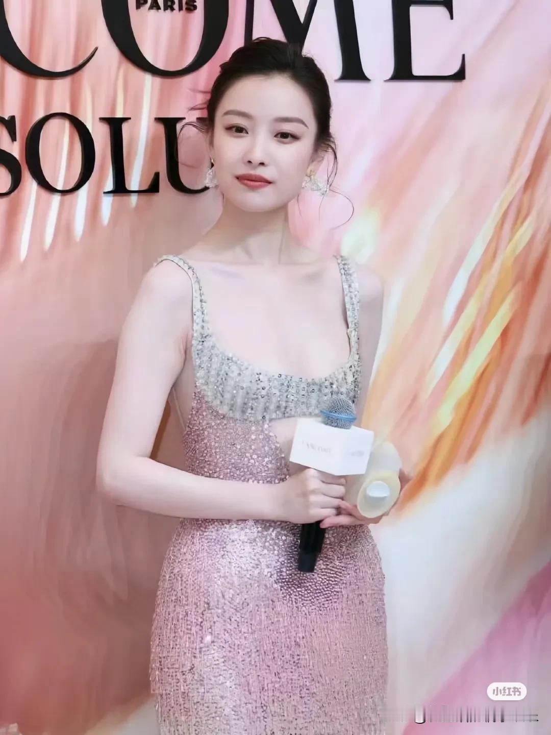 心疼倪妮！那么冷的天穿那么少！

要知道昨天上海温度是0下！

为什么明星大冬天