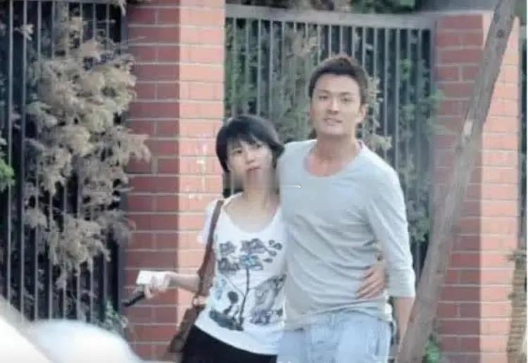 高圆圆年轻时候的照片，好奇男生是谁？一脸配 ​​​