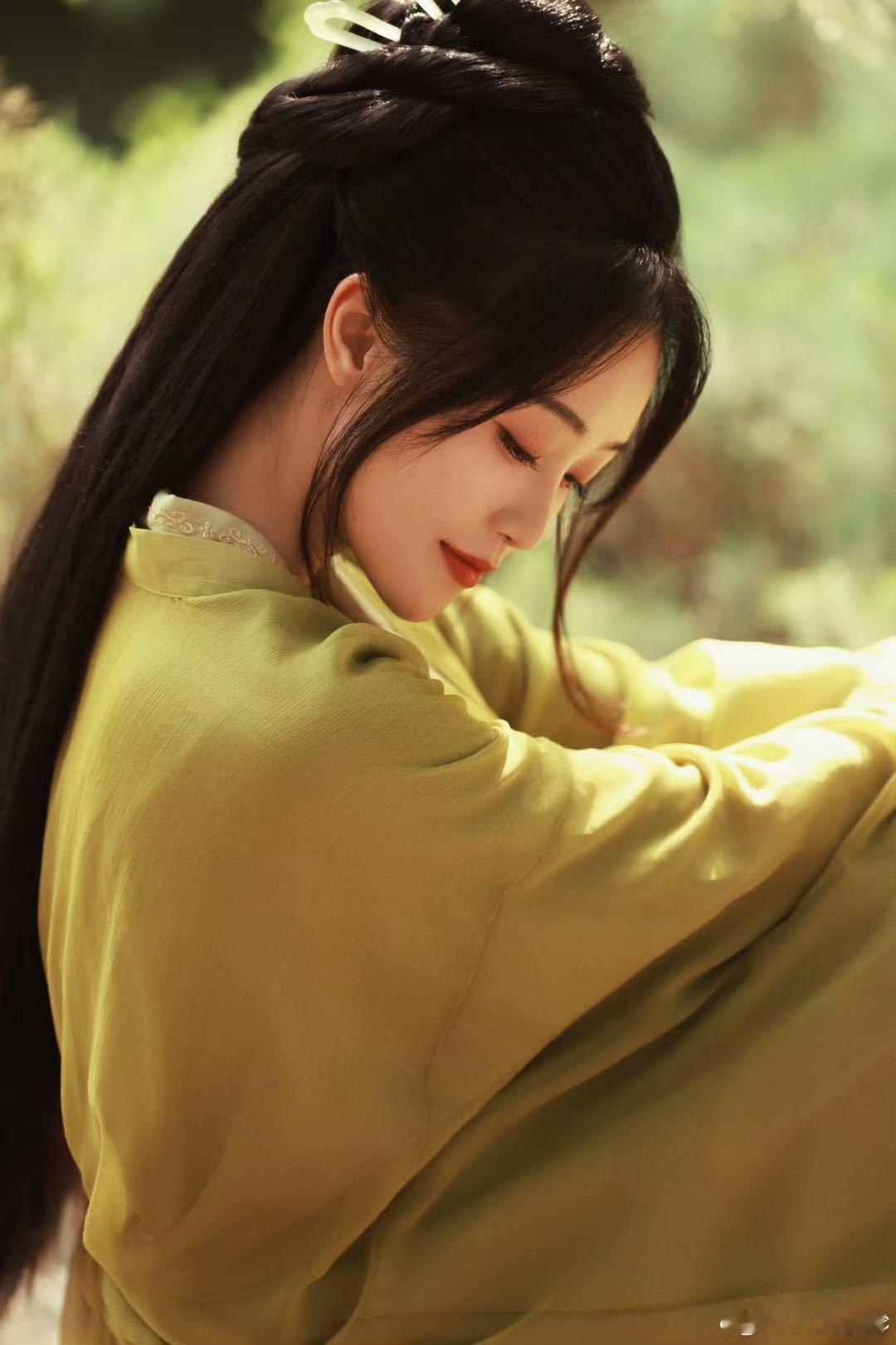 蓝盈莹粽绿古风造型 这个仰拍角度绝了，既显仪态端庄又不失灵动仙气 ​​​