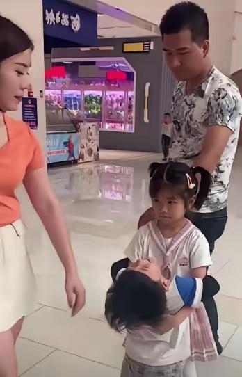 泪酸！先低头不丢人，夫妻离婚一年后，妻子带着儿子，丈夫带着女儿在商场隅遇，姐弟俩