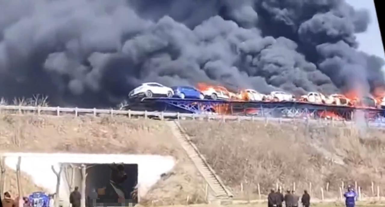 河北省高速公路上一辆电动汽车运输车起火。其中一辆电动汽车先是着火，然后其他电动汽