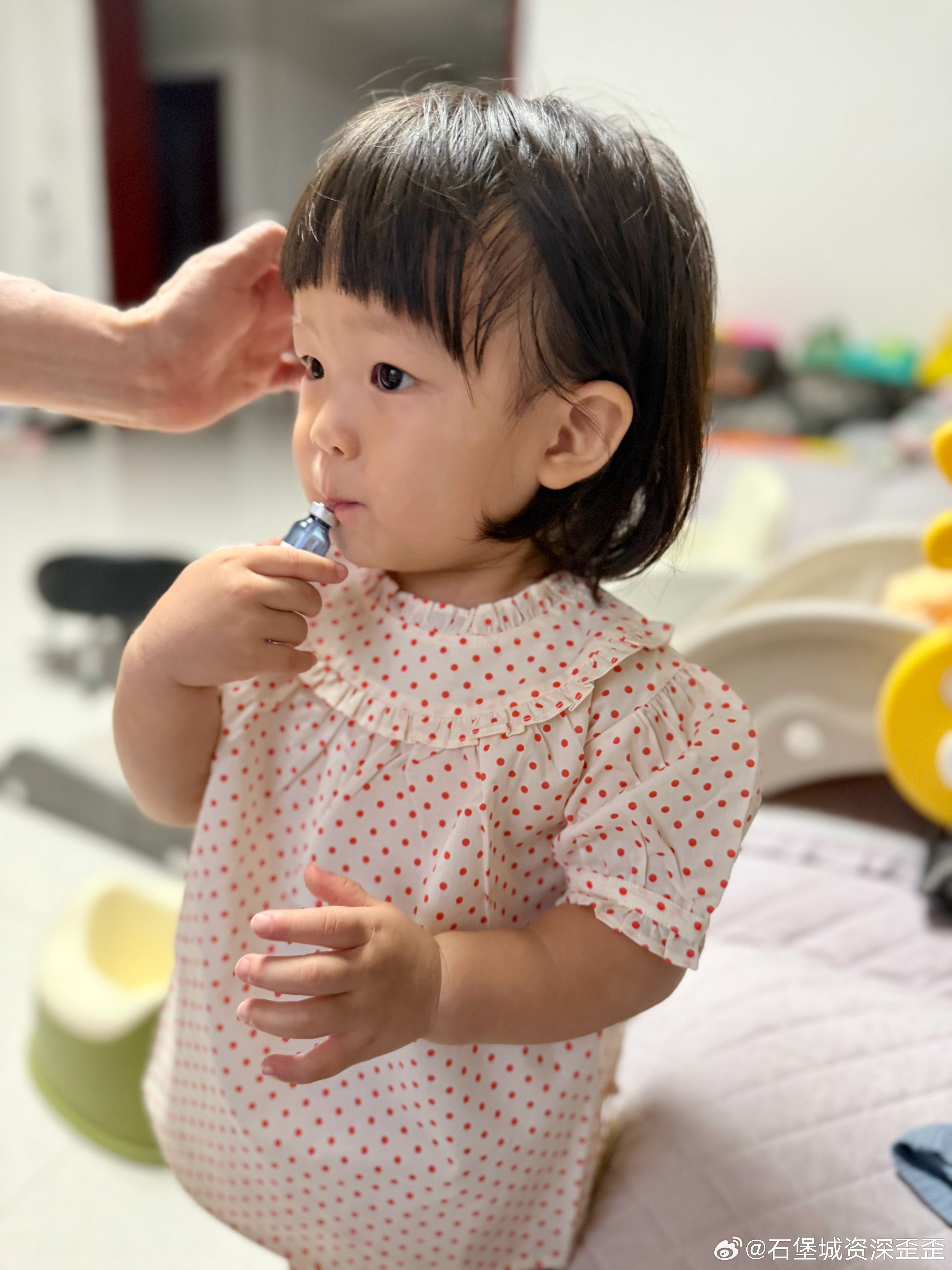 孩子越来越爱美，新衣服都得穿一遍，穿上不想脱了 