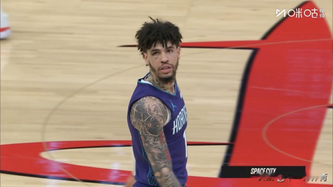 鲍尔16分，克尼佩尔13分，七连胜的黄蜂队半场61-49领先火箭队12分，杜兰特