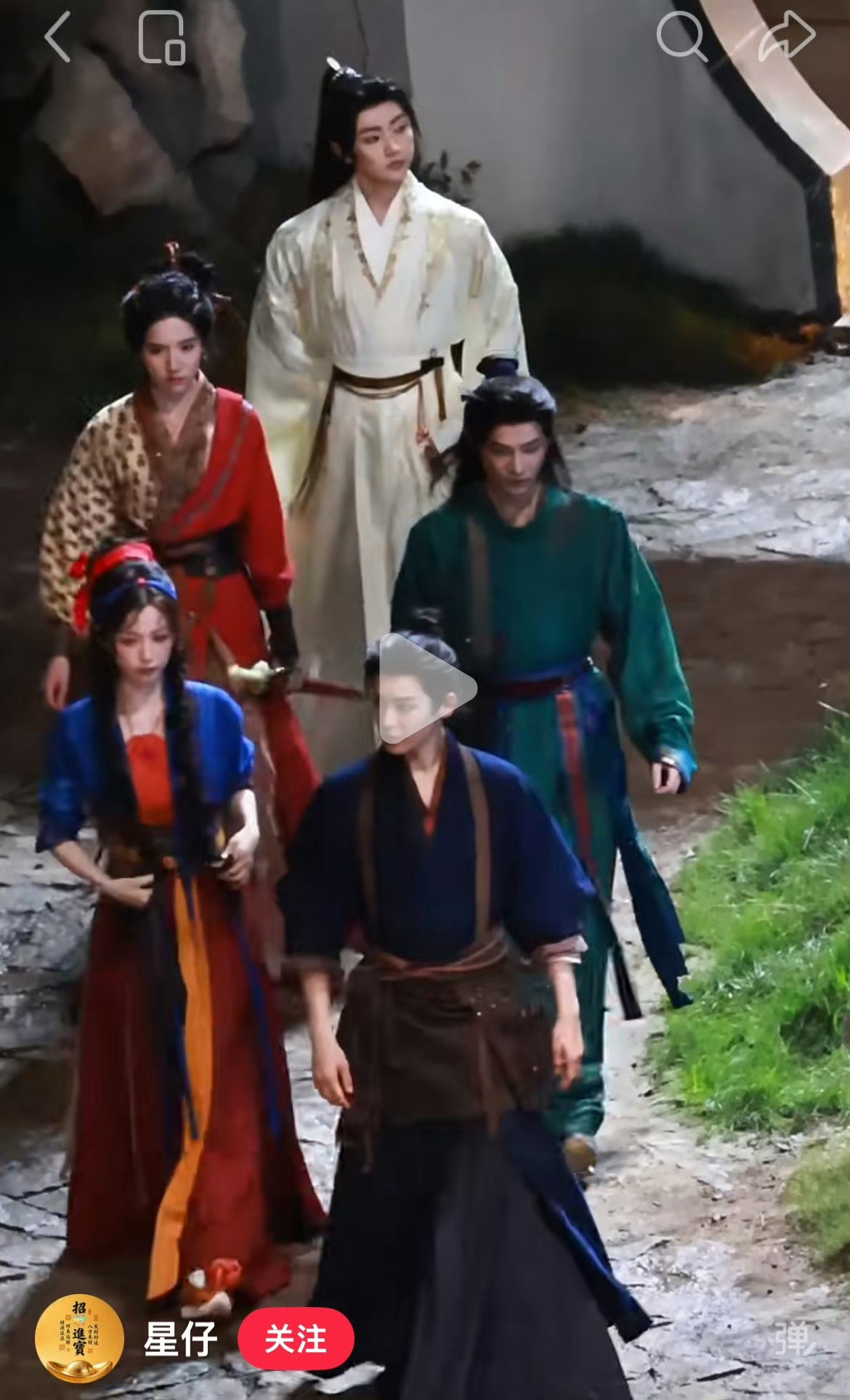最后面那位大哥哥虽然我知道你演的是国师整天在宫里吃吃喝喝 但是咱也没必要变成大胖