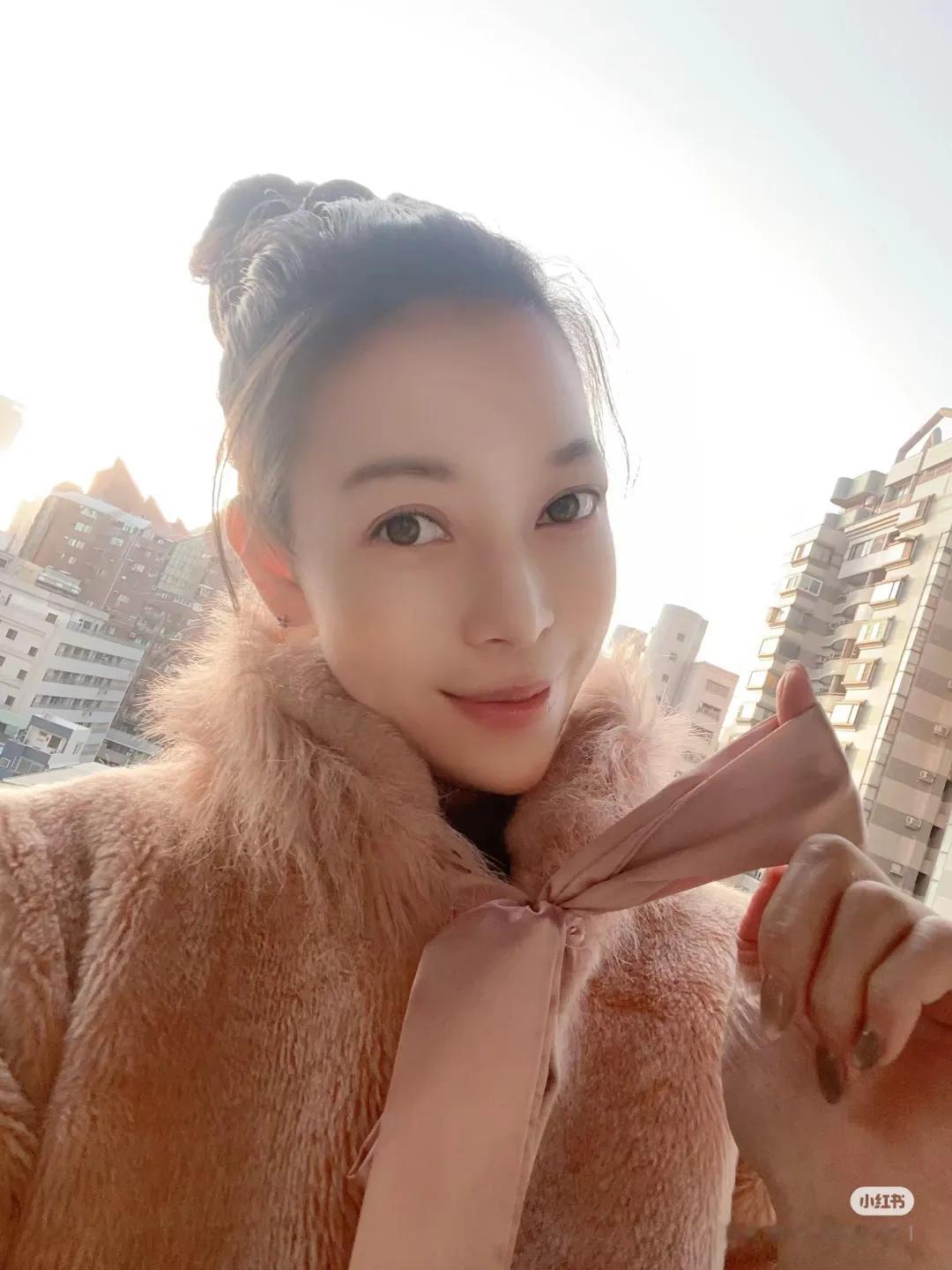 话说台湾近几年就推出了许多颜值和气质都相当不错的新晋博主，而小恩就是其中之一。凭