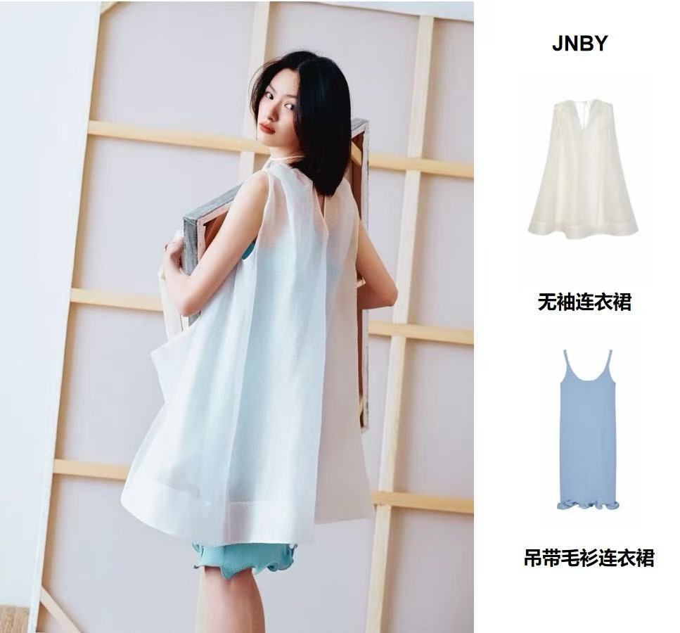 演员邱天演绎JNBY春夏系列，解锁松弛与高级感的多重打开方式。光影下的白裙层次叠
