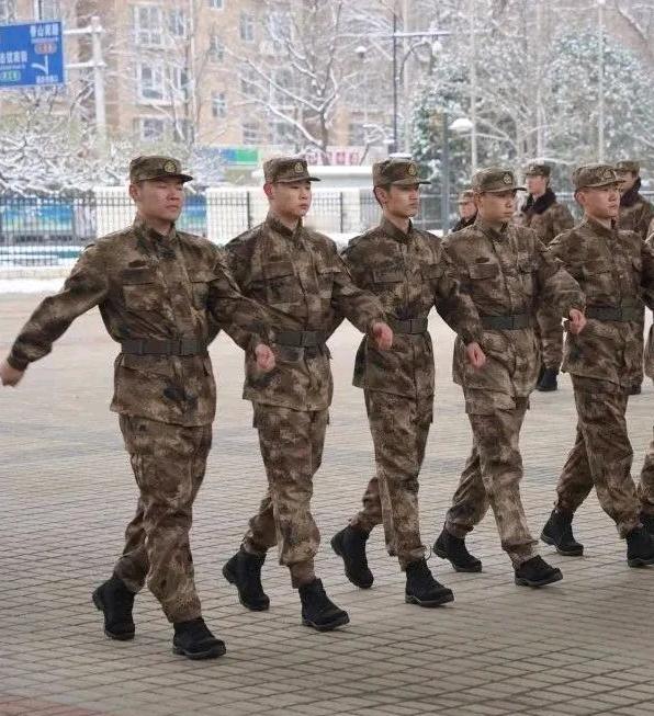 这五人都是解放后名副其实的中南海“大内侍卫”。通过身后门旁两根柱子上的楹联可知，