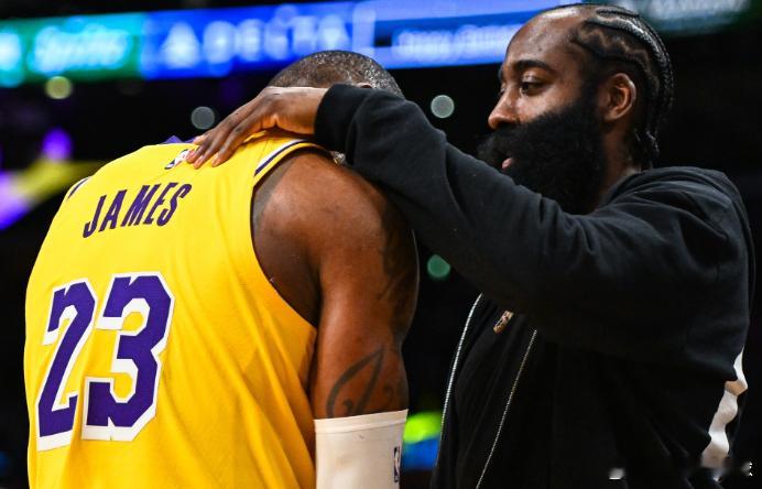 4月17日讯 今天媒体人鲍仁君点评了詹姆斯·哈登前17个赛季都进入季后赛的成就。