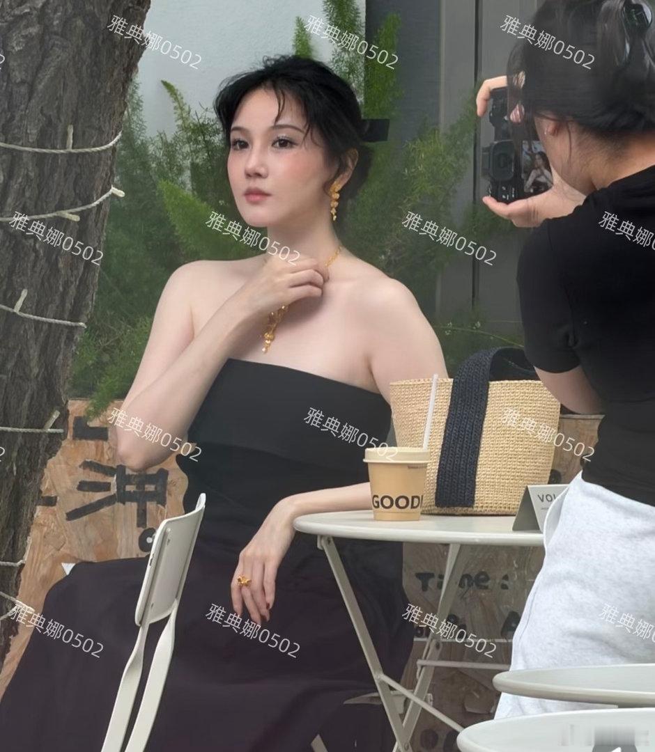 北京街头偶遇陈小纭，真实的样子没那么严重，皮肤很白气血很好 ​​​