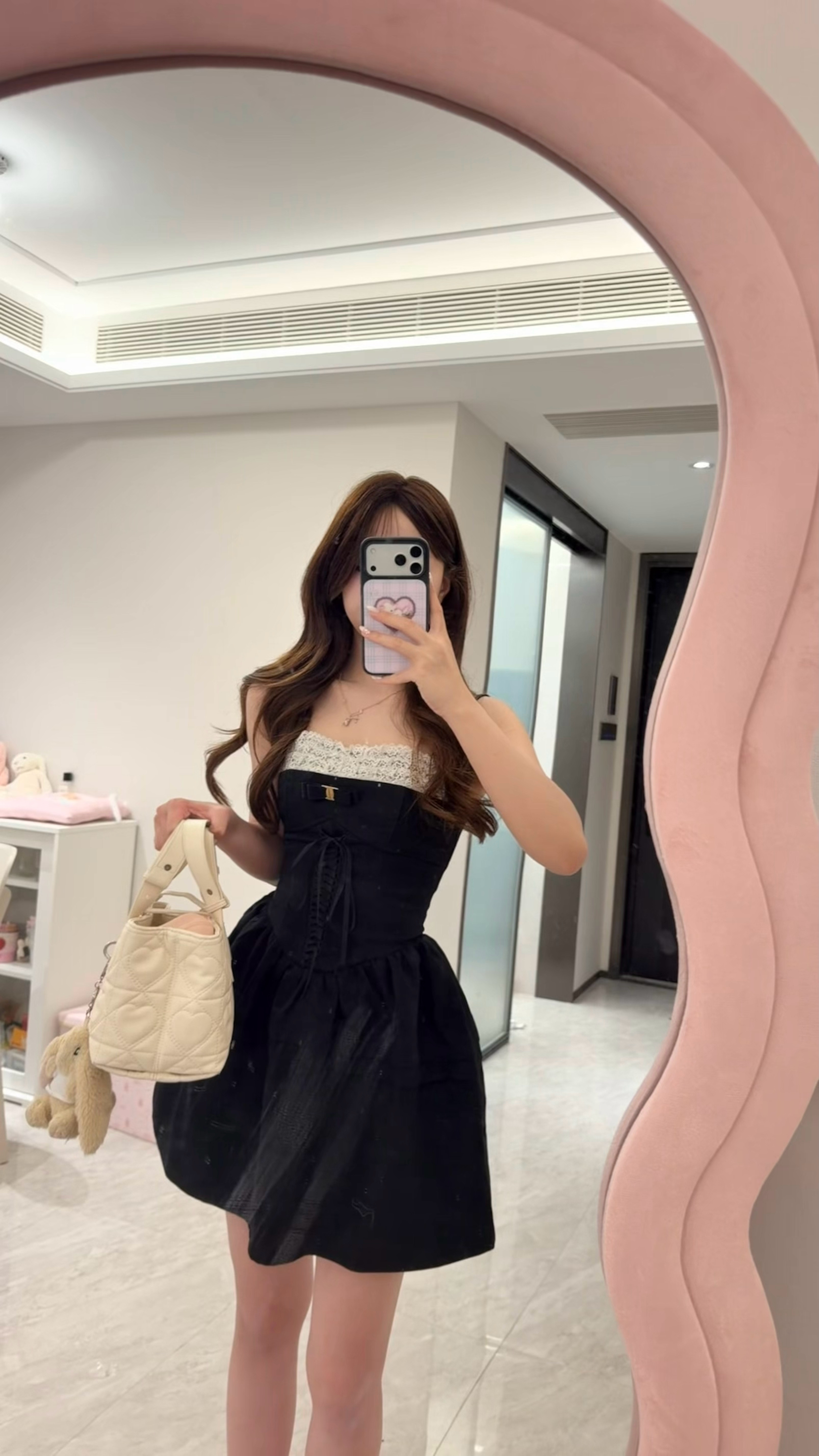 出发给我的漂亮赵姐过生日～这个裙子是店里剩下的尾货特别特别紧绷哈哈哈哈哈但显得腰