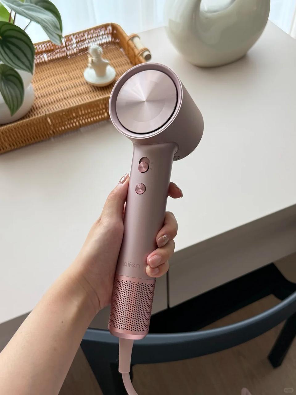 吹风机能缓解颈椎疼痛吗？

每年一入冬我就开始“体质退化”：洗完头不敢出门，肩颈