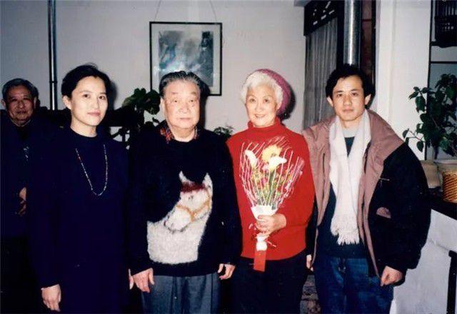 1993年，三味书屋里举行一场特殊的婚礼，新郎新娘都是白发苍苍、有点驼背的老人。