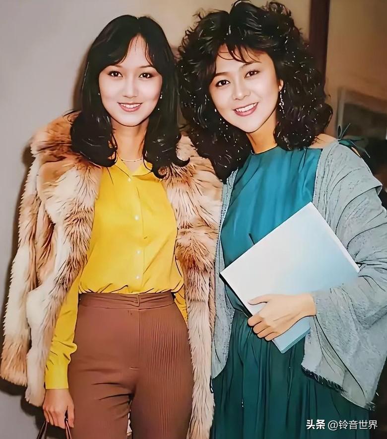 这是哪个年代的留影？这身装扮现在也很吸睛啊！一个温婉大气，一个艳丽不俗。一个被誉