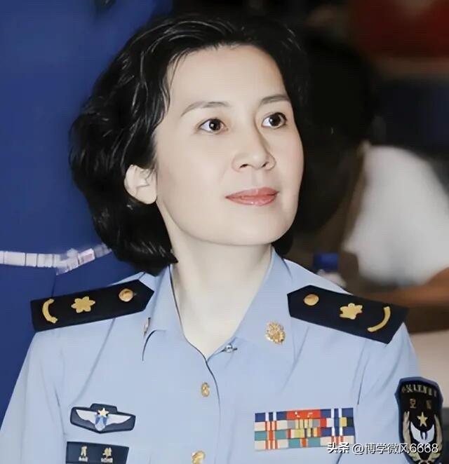 她享正军级待遇，出生于上海，凭借在80年代出演电视剧《蹉跎岁月》而出名，拿过第一