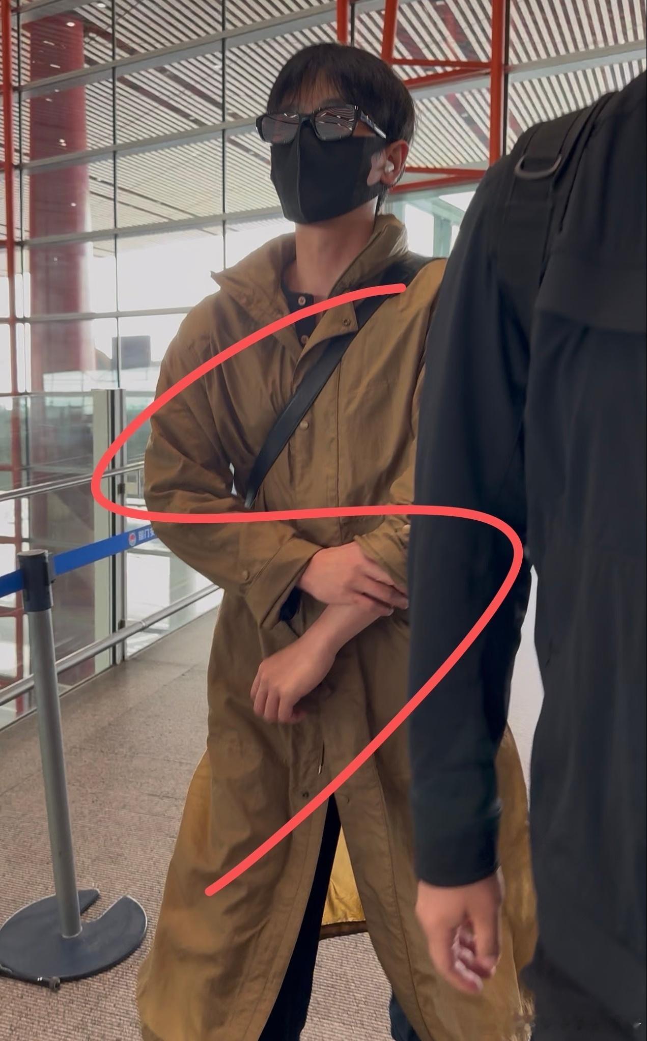 丞磊出发浪琴活动，风衣造型好时髦☺️☺️ 