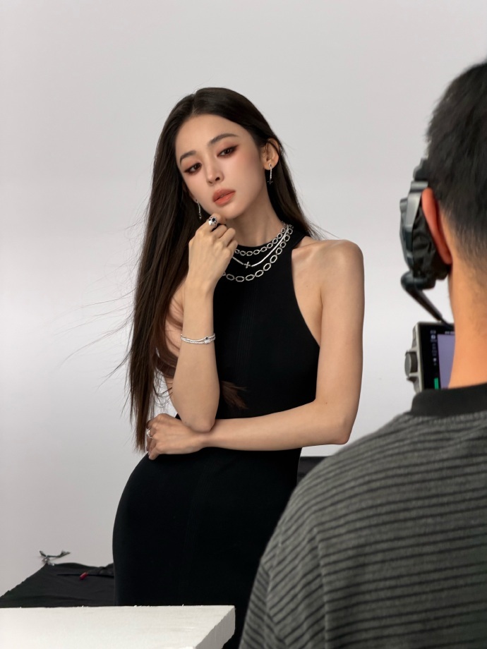 娜扎SMFK拍摄花絮，每张图都好高级，野性美人又酷又飒 