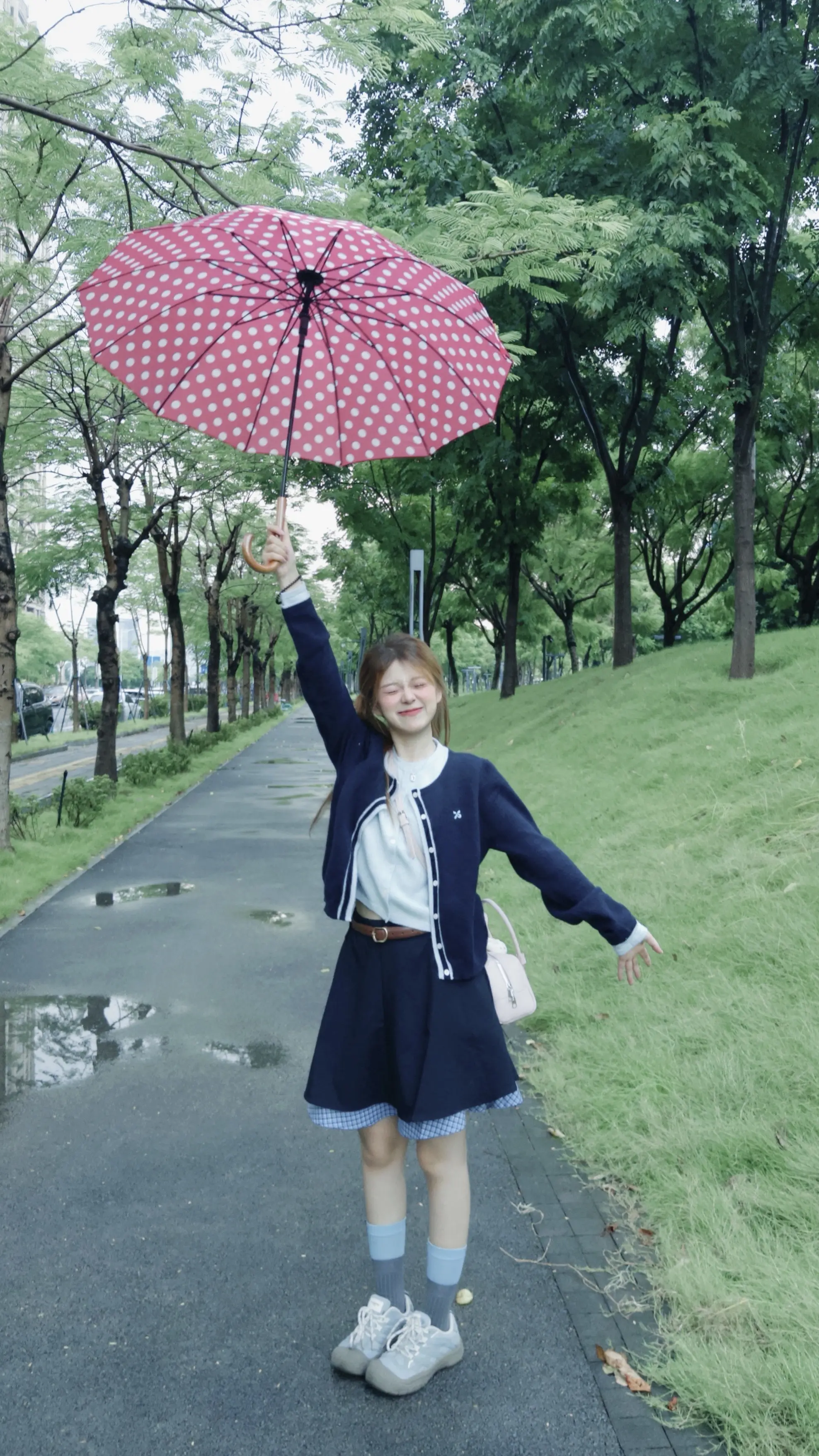 生命常常有雨 我反复被打湿 但终将放晴