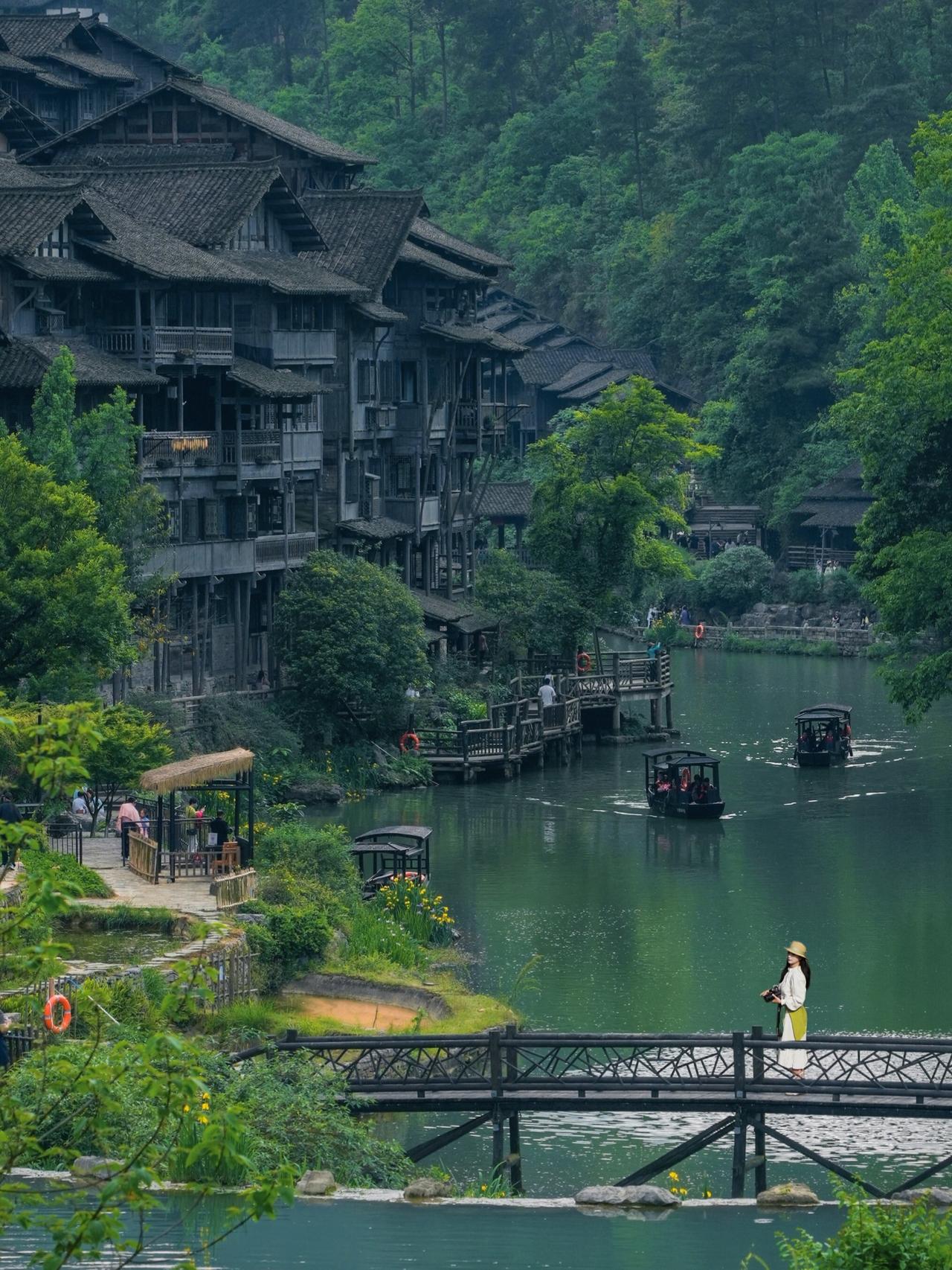 今年夏天，全国多地彻底陷入高温蒸笼模式。南北城市普遍突破40℃高温，热浪滚滚、酷