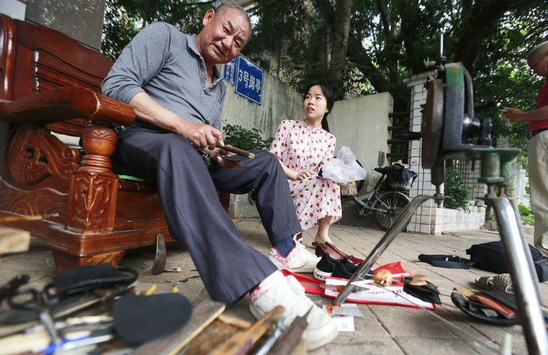 穿孩子的旧鞋子很丢人吗? 穿孩子的旧鞋子真不丢人。很多人觉得穿旧鞋没面子，可鞋子