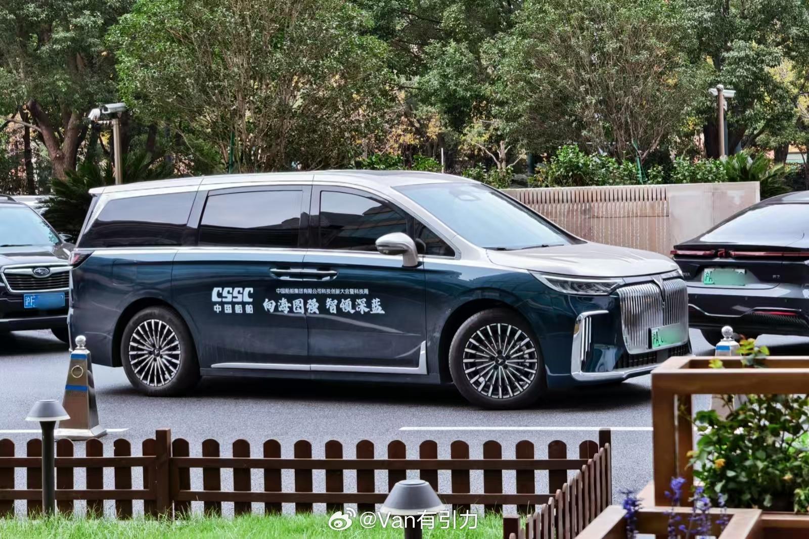 看到双色凸窗，侧面还有字，本以为是岚图的巡展用车。没想到是中船的自备车，央企间的