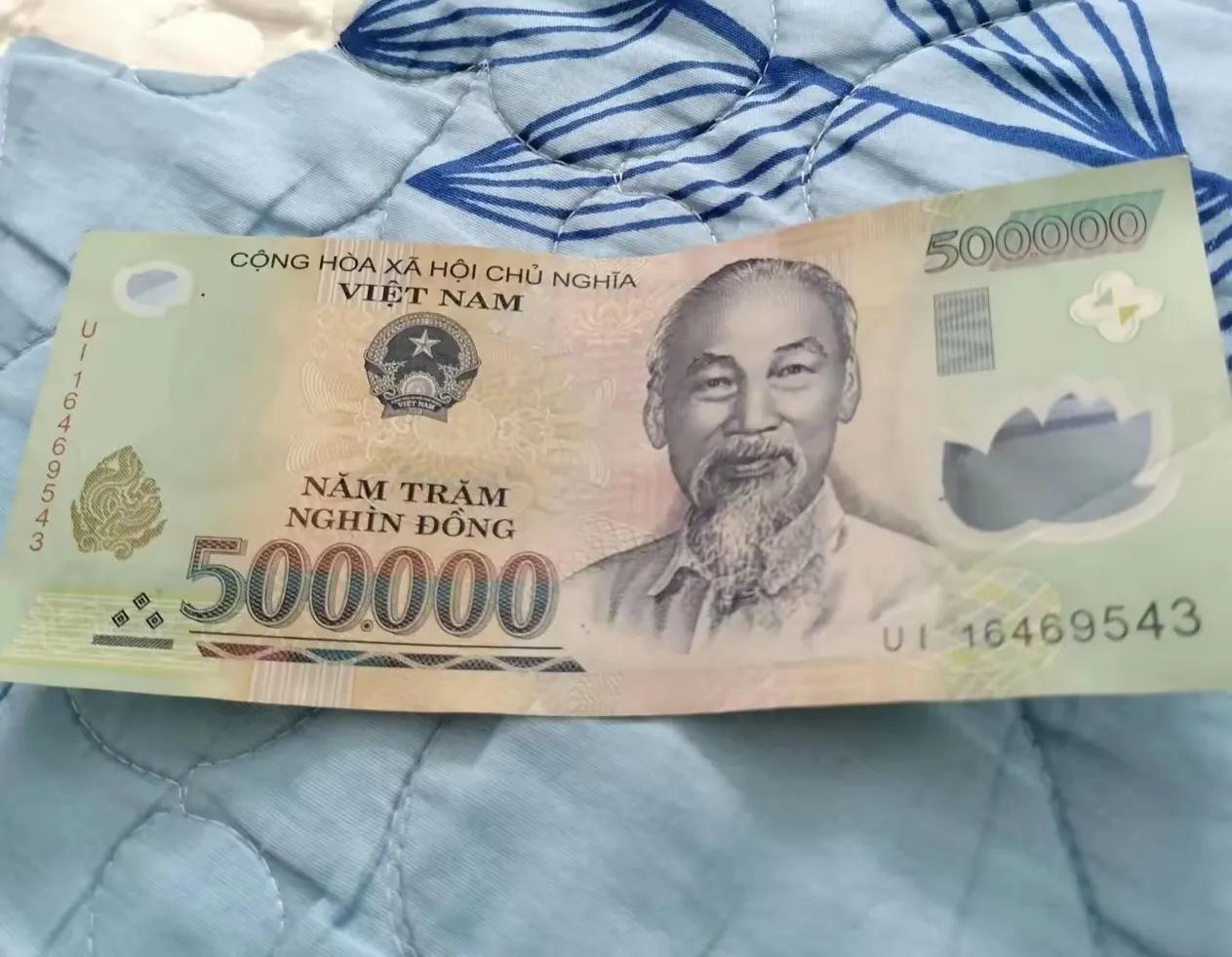 表弟说，他人已到越南首都，做了三天日结，老板发给了他一张50万的钞票。我在越南的