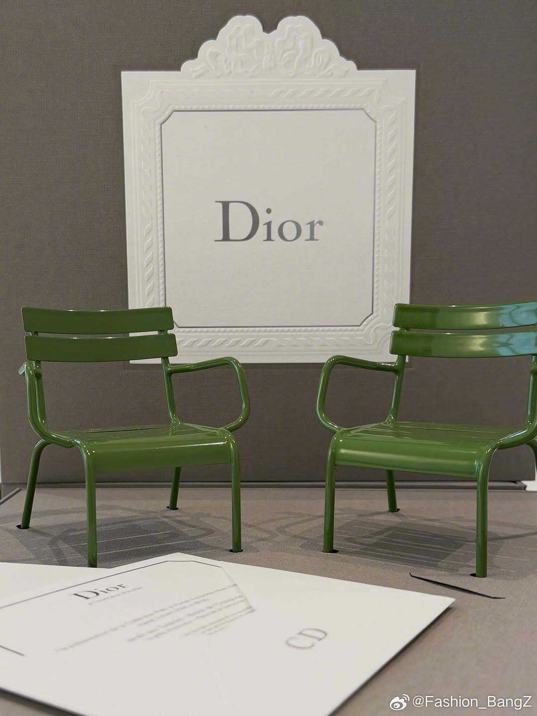 Dior 2026秋冬系列即将于巴黎时装周 发布，邀请函很有意思：巴黎公园里随处