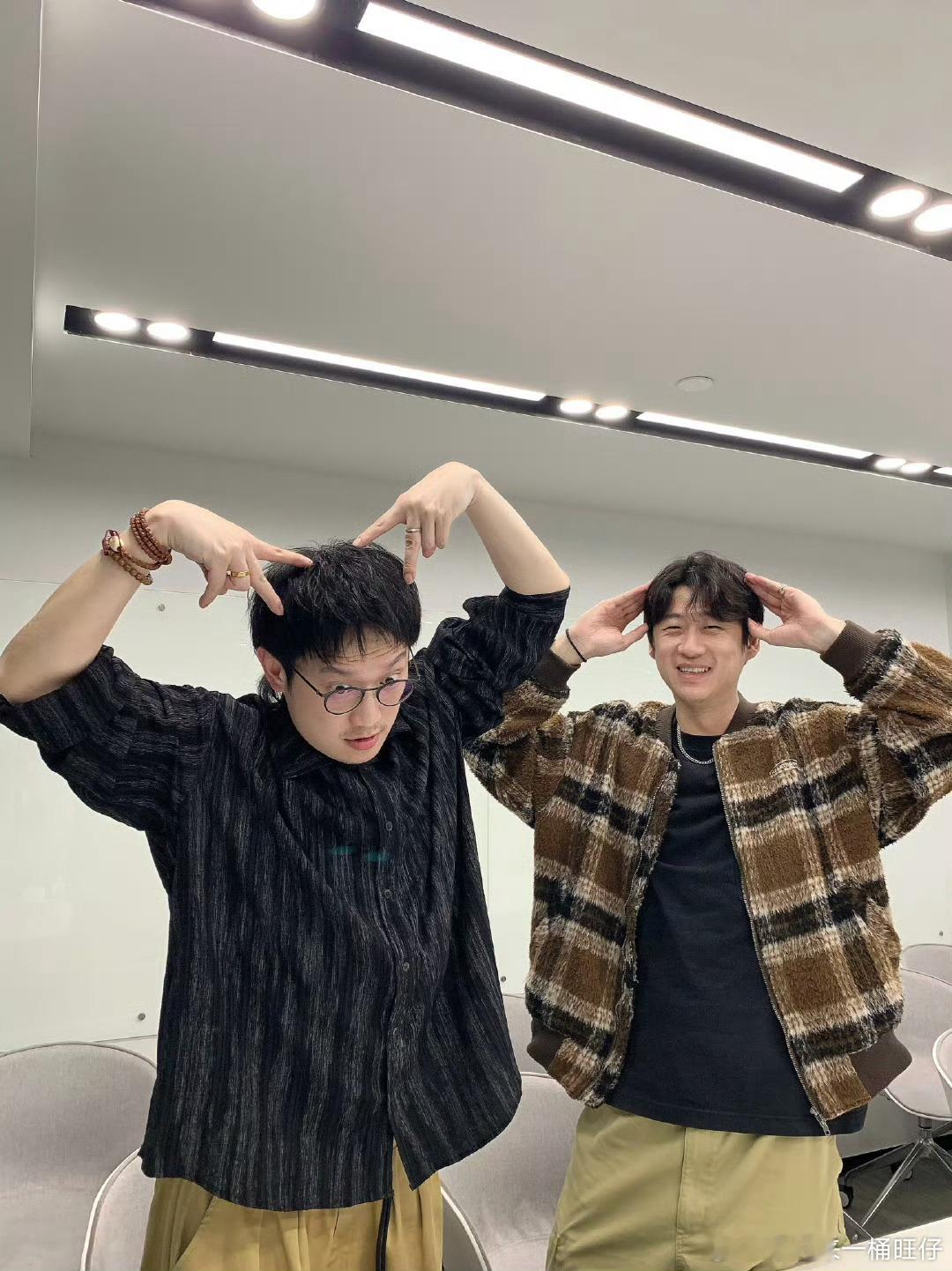 王继续直播喜人奇妙夜 王继续直播，李梓溪上麦就秒变梗王，从“周刘思维发散”到“周