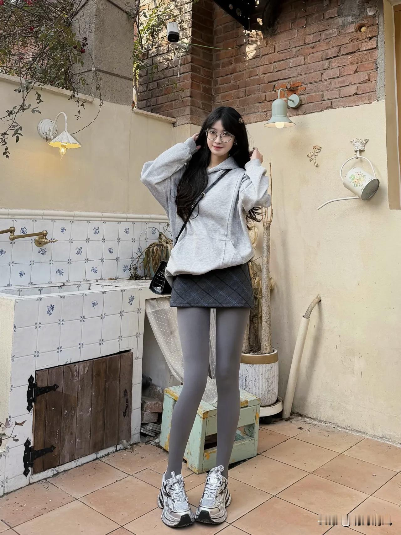 在家拍氛围感，灰色系穿搭永远是最省心的选手。

刚在小院试了一组，灰色卫衣+格纹