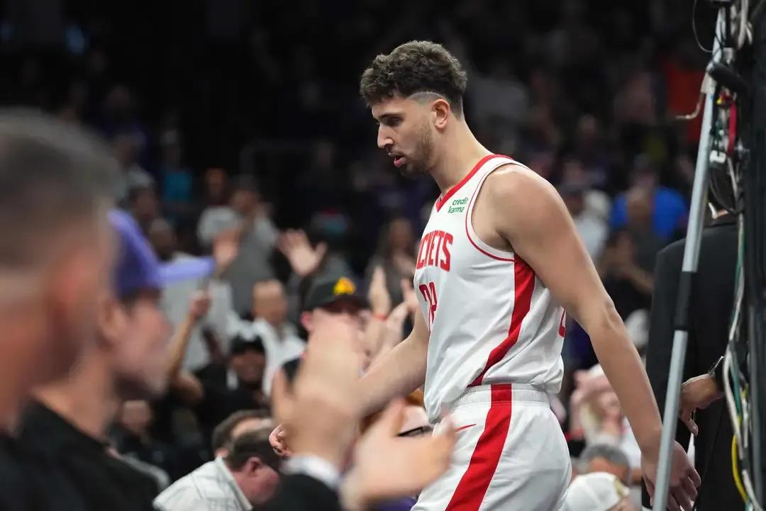 格林最近的出色发挥，让火箭想送走申京，推荐三个潜力中锋。
第一，申京在场上，占据