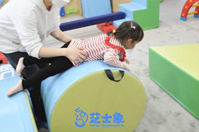 孩子总撞桌椅，不是笨是身体地图没建好！