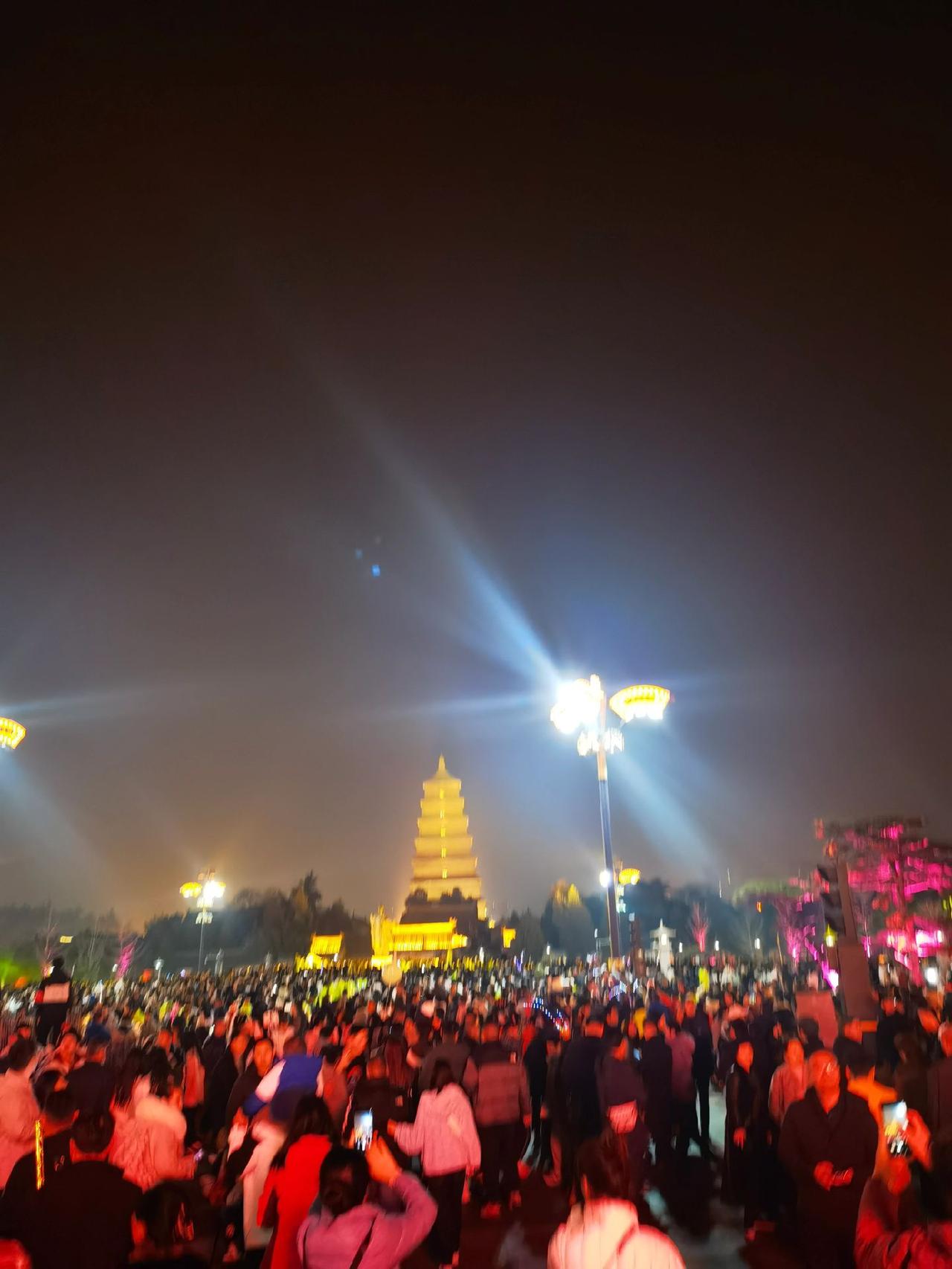 春节去哪玩 人山人海太热闹了 踩空气挑战