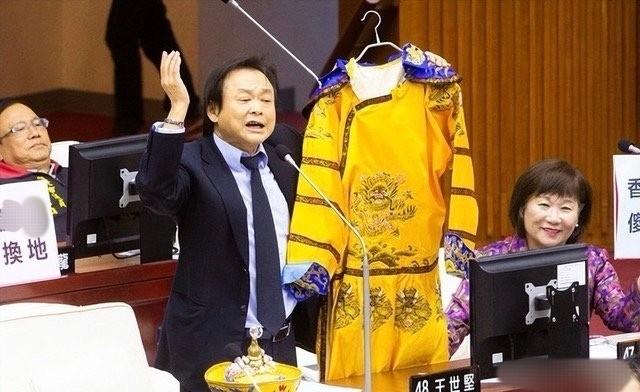 柯文哲竟自称“朕”、“雍正帝”，王世坚曾送他龙袍

台北检察机关搜查柯文哲物品时