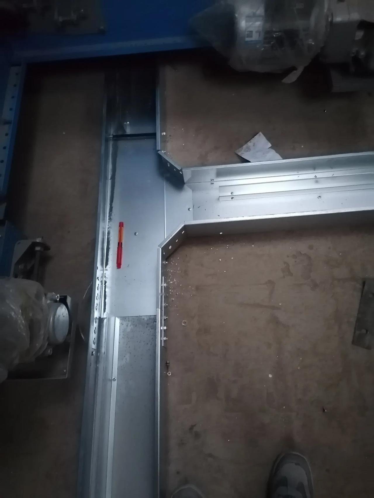 大家好，我是水电工星仔，今天路过的看到老刘做的桥架，还别说，师傅就是师傅，做的弯