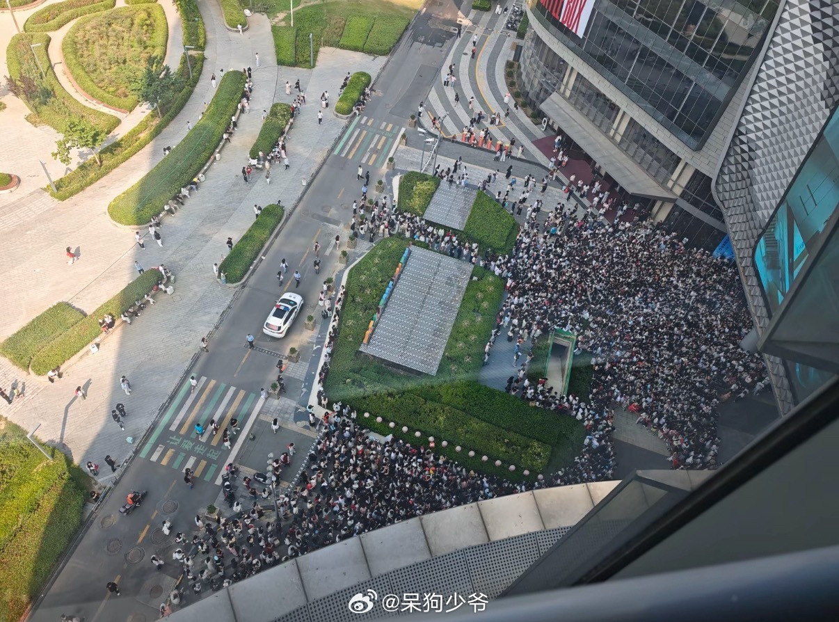 卧槽郑州易烊千玺快闪这么多人😱 