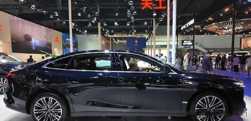 2026成都国际车展红旗新的h7：@18万多能买到红旗标+C级大车+240公里纯