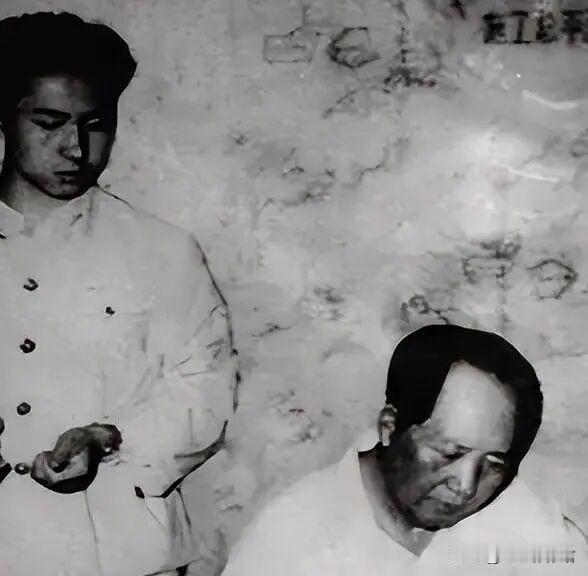毛主席和身边工作人员合影