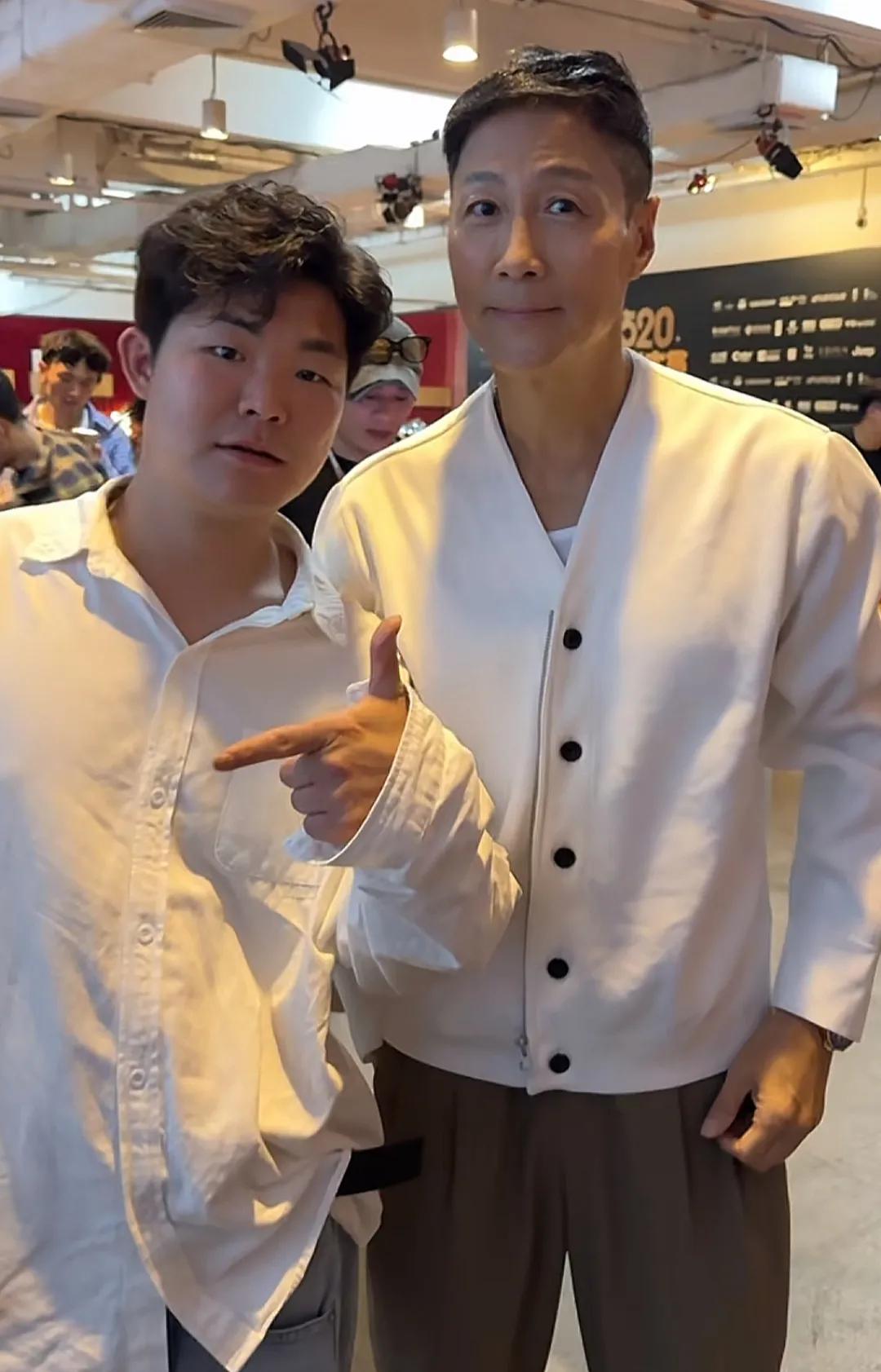香港偶遇反派专业户，非常面熟，有人认得他吗？
近日，某网友在个人社交账号上分享了