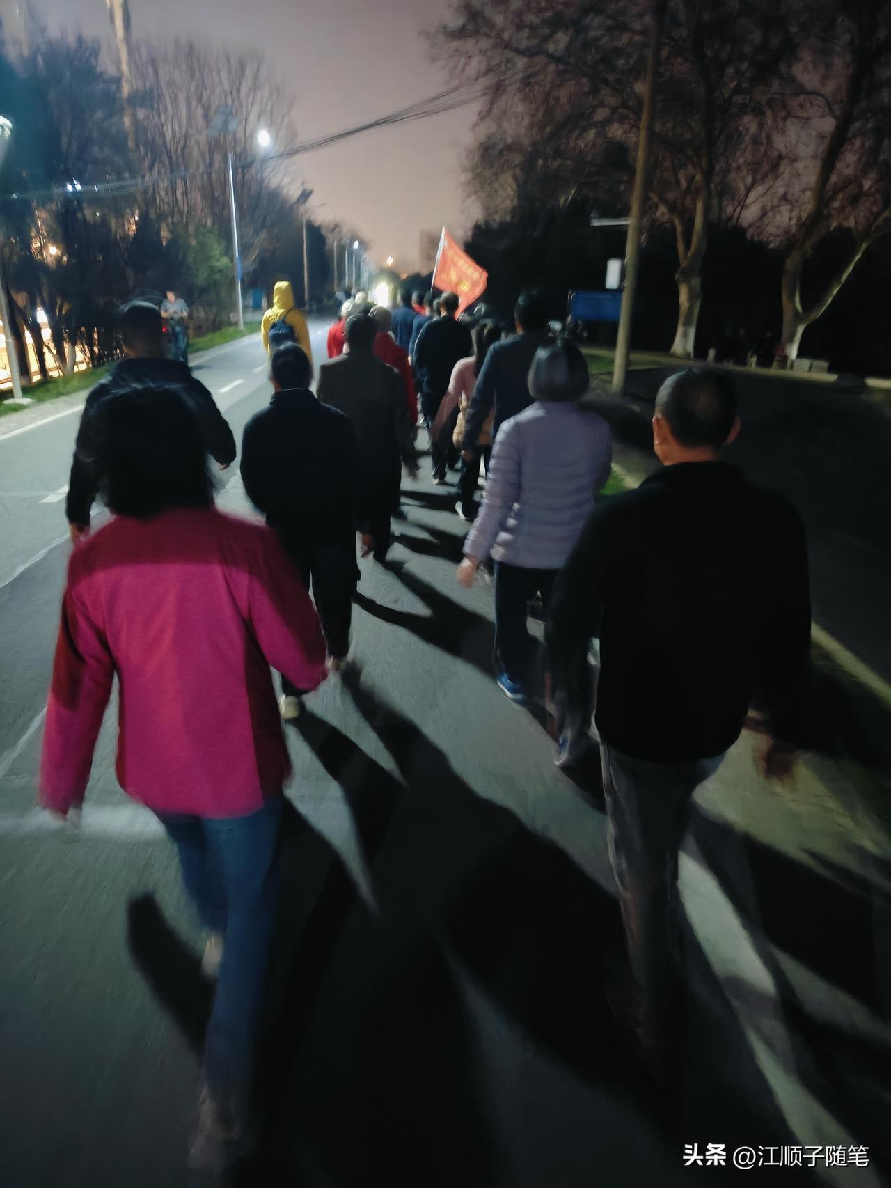 分享我这周有趣的事：为甩春节养的膘，我成了老年暴走队的“隐形尾巴”
春节胡吃海喝